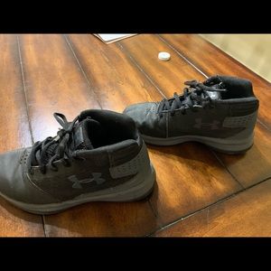 Boys Under Armour snakers
